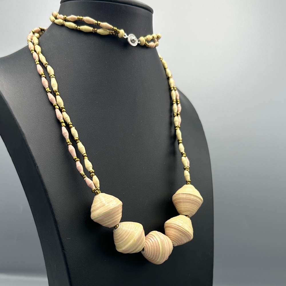 Paper bead necklace - Picture 2 of 3